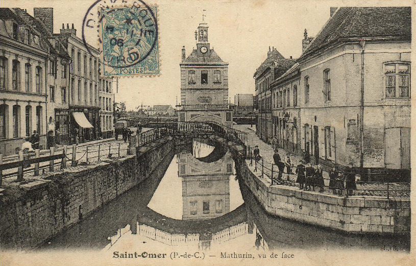 Sur la droite de la vue on peut voir le quai des Salines, qui débouche sur le quai du Commerçe. Sur la gauche on voit le bas de la rue de Dunkerque.